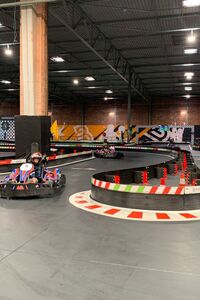 Marie-Jo go(es) karting!