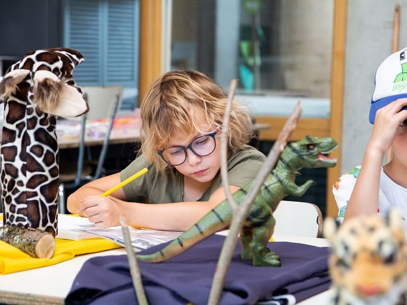 Dino detectives