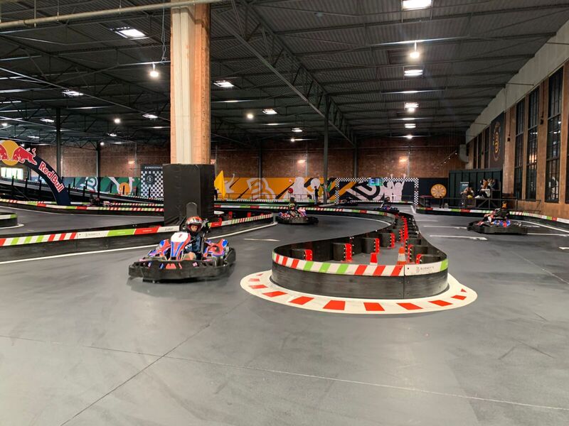 Marie-Jo go(es) karting!