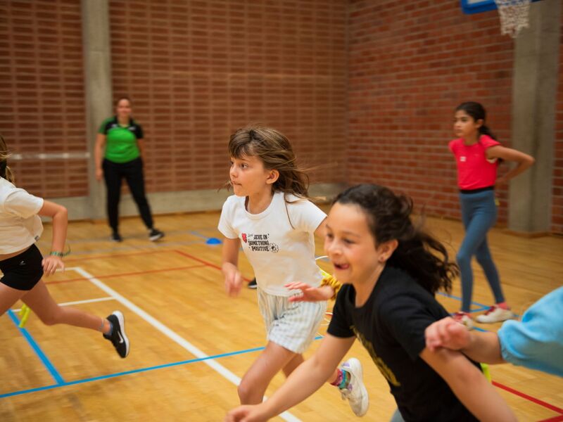 Sportkamp met zwemmen, hockey, atletiek en balsport