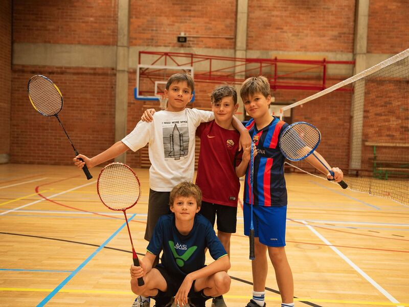 Sportkamp met zwemmen, badminton, circus en voetbal
