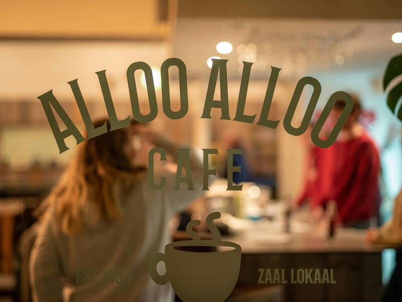 Halloween in café Alloo Alloo