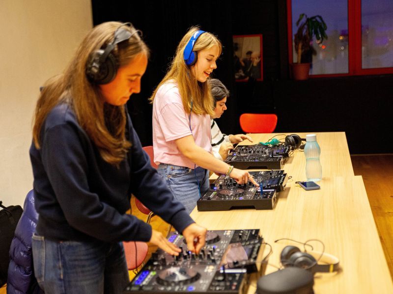 DJ 9+